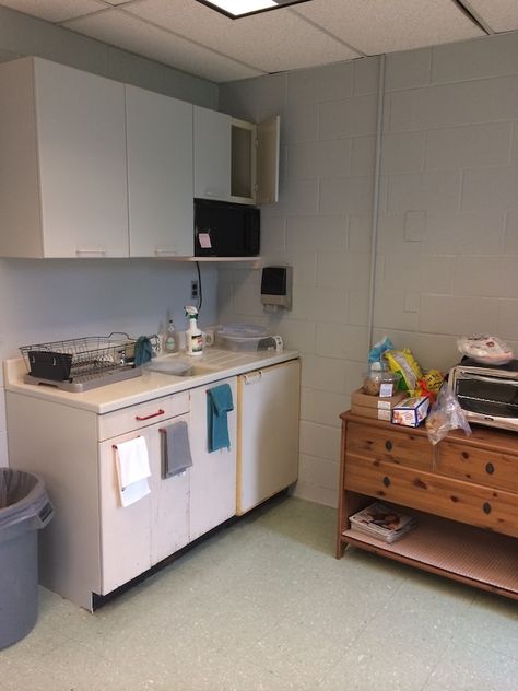 Decorate Teachers Lounge, Teacher Work Room Makeover, Staff Lunch Room Ideas, Tiny Break Room Ideas, Staff Room Makeover Teacher Lounge, Hospital Break Room Ideas, Small Staff Lounge Ideas, Workplace Breakroom Ideas, Teacher Lounge Coffee Station