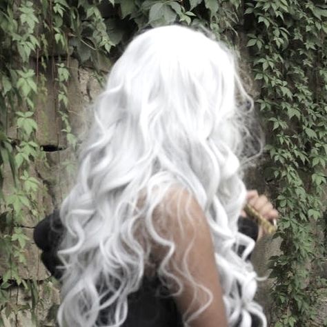 White Hair Dark Skin, Silver White Hair, Long White Hair, White Blonde Hair, Targaryen Aesthetic, Fantasy Hair, White Blonde, Aesthetic Hair, Silver Hair