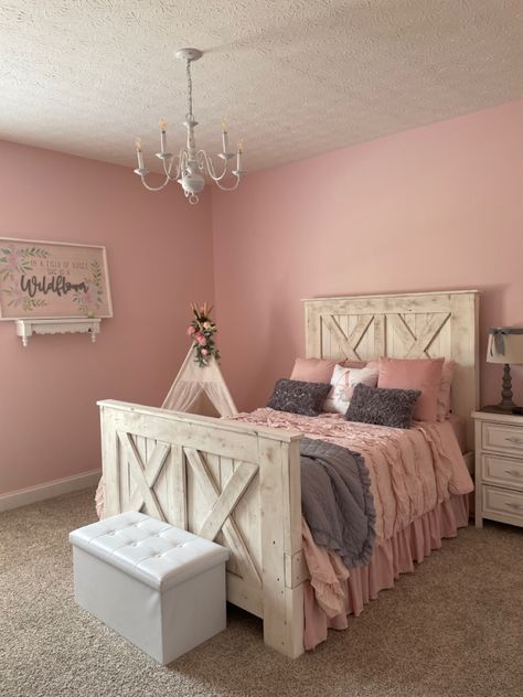 Shades of pink and gray in farmhouse style Country Pink Bedroom, Farmhouse Pink Bedroom, Rustic Pink Bedroom, Pink Western Bedroom Aesthetic, Girls Farmhouse Bedroom Ideas, Farmhouse Princess Bedroom, Western Pink Bedroom, Pink Western Home Decor, Pink Country Room