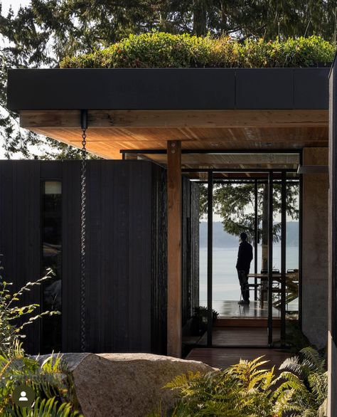 Roof Fence, House Mediterranean, Forest Setting, Cabin Exterior, The Woodlands, Puget Sound, Photo Vintage, Green Roof, Scandinavian Home