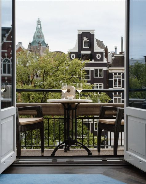 Amsterdam Hotels Luxury, Amsterdam Apartment Aesthetic, Apartment Netherlands, Amsterdam Balcony, Amsterdam Apartment Interiors, Amsterdam Living Room, Amsterdam Decor, Amsterdam Townhouse, Bath Under Window