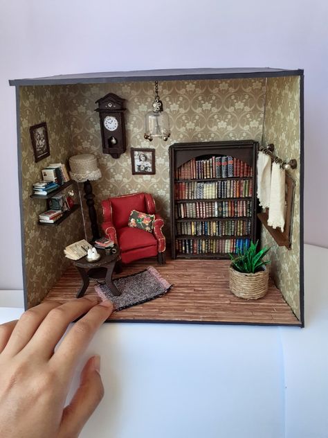 Room Miniature Diy, Mini Room Diorama, Miniature Rooms Dioramas, Dollhouse Room Boxes, Room Box Miniatures Ideas, Miniature Scenes Dioramas, Diy Diorama Ideas, Room Box Miniatures Diy, Bookcase Diorama