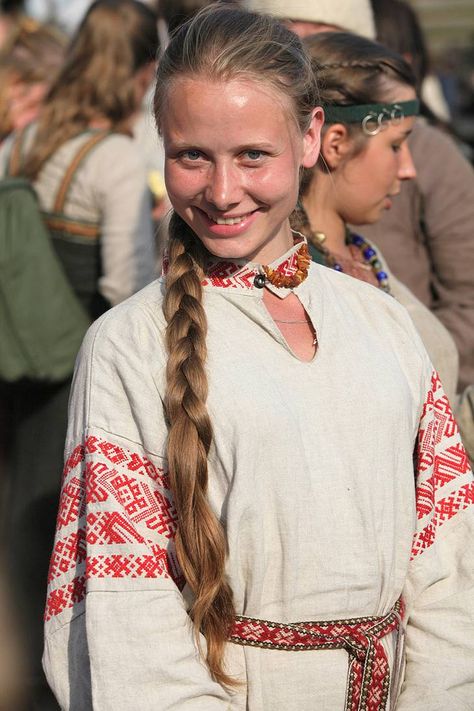 XIX Festival Wolin 2013, Gallery 58 photo 06 by Wikingowie on DeviantArt Slavic Tribes, Lithuanian Clothing, Bachelor Bedroom, Slavic Clothing, Viking Dress, Medieval Woman, Beautiful Blue Eyes, Natural Blondes, Warrior Girl