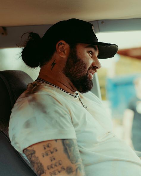 Joe Wetzel Tattoos, Country Singer Tattoos, Koe Wetzel Aesthetic, Koe Wetzel Wallpaper, Country Daughter, Koe Wetzel Tattoos, Punchy Western Tattoos, Tattoo Ideas Simple, Koe Wetzel