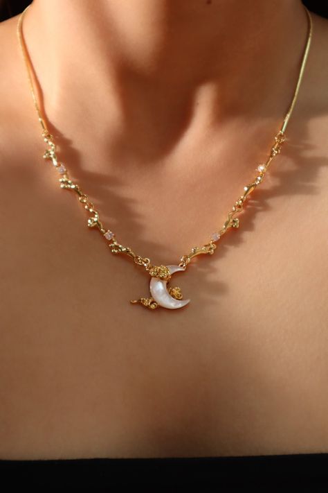 18K Real Gold Plated Diamonds Natural Shell Moon Necklace – Cutethingscommin Moon Necklace Aesthetic, Nature Accessories, Afro Jewelry, Diamond Moon Necklace, Lunar Jewelry, Moon Accessories, Dope Jewelry Accessories, Pretty Jewelry Necklaces, Dragon Earrings