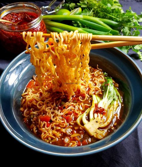 Easy Spicy Garlicky Ramen . Ramen Store, Recipes Noodles, Spicy Ramen Noodles, Ramen Hacks, Soup Ramen, Top Ramen, Spicy Ramen, Vegan Ramen, Spicy Korean