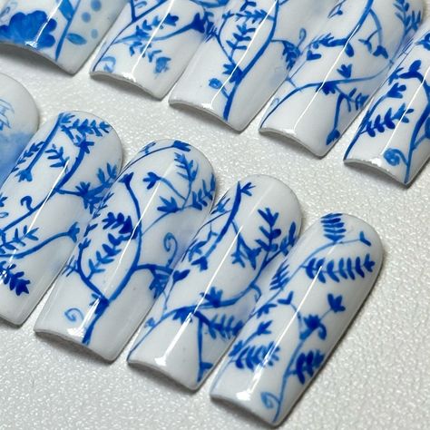 One of the most iconic features that makes you think of China! This set is inspired by the famous deep blue Chinese porcelain paired with a crisp white background. The continuous floral vine design on four fingers pays homage to the often advanced design on Chinese pottery making this set truly one of a kind! Link in bio to order or via dm💙🤍🍚 • • • #nails #nailart #nailsofinstagram #gelnails #beauty #nailsart #nail #nailsdesign #nailartist #naildesigns #nailartist #nailpolish #nailinspo #ins... Four Fingers, Pastel Nail Art, Blue Nail Art Designs, Blue And White Nails, China Nails, Nail Art Stripes, Vintage Nails, Chinese Pottery, Vine Design