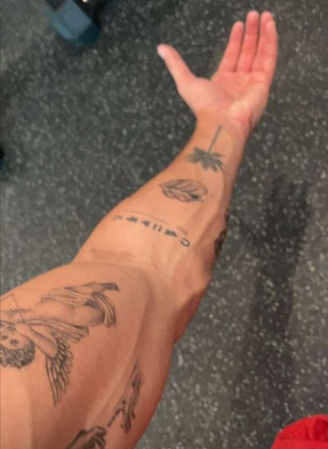 Tattoo Ideas Men Arm Small, Men Small Leg Tattoo, Female Thigh Tattoos Small, Simplicity Tattoo Ideas, Small Quad Tattoos For Men, Chinese Tattoos Men, Small Arm Tattoos For Guys, Underarm Tattoo, Pola Tato