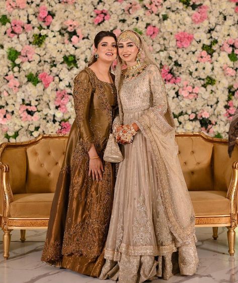 Long Gaun, Hijabi Bride Pakistani, Nikah Video, Nikkah Outfit, Bridal Hijab Styles, Nikah Outfit, Hijabi Brides, Pakistani Women Dresses, Lace Dress Design