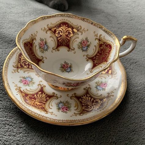 Fancy Tea Cups, Fancy Cup, Paragon Tea Cup, Vintage Tea Sets, Tea Cup Collection, Gold Tea, Pretty Tea Cups, Antique Tea Cups, Red Tea