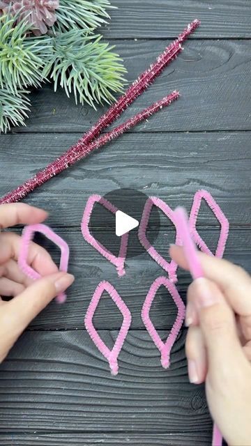 Pipe Cleaner Candy Canes Beads, Craft Xmas Tree, Easy Pipe Cleaner Crafts For Kids Christmas, Christmas Pipecleaner Crafts For Kids, Pipe Cleaner Poinsettia Tutorial, Christmas Pipecleaner Craft, Creative Christmas Crafts Diy, Easy Diy Xmas Ornaments, Christmas Decor With Pipe Cleaners