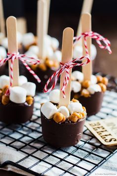 Mocha salted caramel hot chocolate on a stick - a great last minute gift for anyone this holiday! Hot Chocolate On A Stick, Caramel Hot Chocolate, Jul Mad, Salted Caramel Hot Chocolate, Edible Christmas Gifts, Hot Chocolate Spoons, Săpunuri Handmade, Mini Torte, Diy Food Gifts