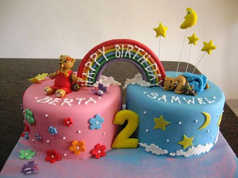 Twin cake for two twins a boy and a girl. Rainbow could say "Congratulations" for a baby shower. Twin Baby Birthday, Torturi Baby Shower, Twin Birthday Themes, Baby Shower Cake Sayings, Turtle Birthday Cake, Twin Boy And Girl, Twin Birthday Cakes, Twins Cake, Twin Birthday Parties