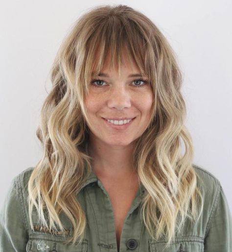 Long Highlighted Hairstyle with Bangs for a Big Wide Nose Hairstyles For Big Noses, Voluminous Bangs, Round Haircut, Hairstyle With Bangs, Wide Nose, Straight Hair Cuts, Teased Hair, Hair Adviser, Cool Short Hairstyles