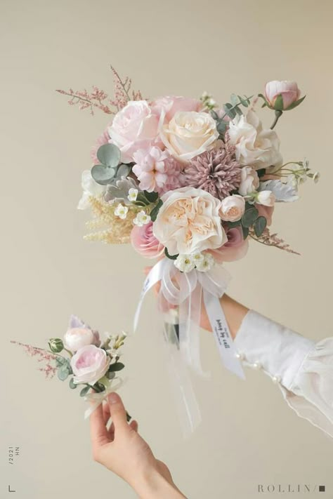 Hand Buket, Moodboard Pink, Lu Bu, Brides Flowers Bouquet, Gaun Abad Pertengahan, Small Wedding Bouquets, Elegant Wedding Bouquets, Simple Wedding Bouquets, Bridal Bouquet Flowers