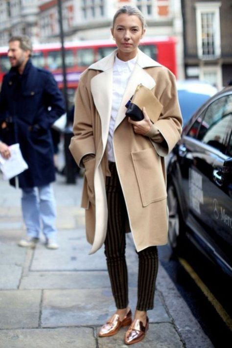 Simple.sophisticated. && shiek ¤N A E¤ Gold Loafers, Loafers Outfit, London Fashion Week Street Style, London Street Style, Looks Street Style, Camel Coat, Gold Shoes, French Quarter, Lovely Things