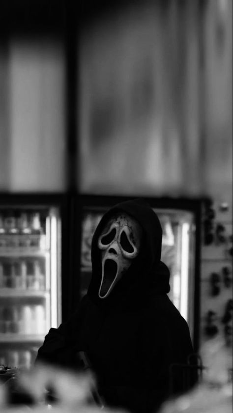 Ghostface Wallpaper Aesthetic, Scarie Movie, Ghost Face Wallpaper Aesthetic, Helloween Wallpaper, Scream Ghostface, City Wear, Halloween Wallpaper Iphone Backgrounds, Halloween Wallpaper Backgrounds, Scary Movie Characters