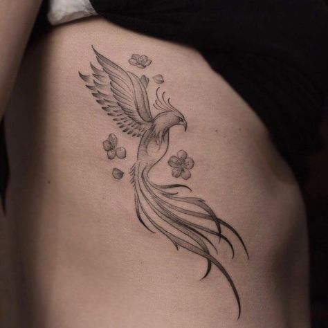 Feniks Tattoo, Phoenix Tattoo Feminine, Small Phoenix Tattoos, Maching Tattoos, Phoenix Tattoo Design, Gorgeous Tattoos, Phoenix Tattoo, Discreet Tattoos, Tattoo Feminina