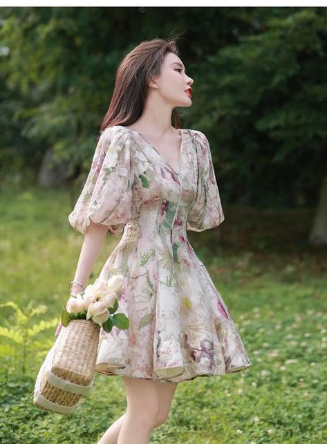 Flowery Outfits, Silk Fabric Dress, Printed Silk Fabric, Happy Dresses, Fleece Dress, Bubble Sleeve, Dress Summer, Beautiful Fashion, V Neck Dress