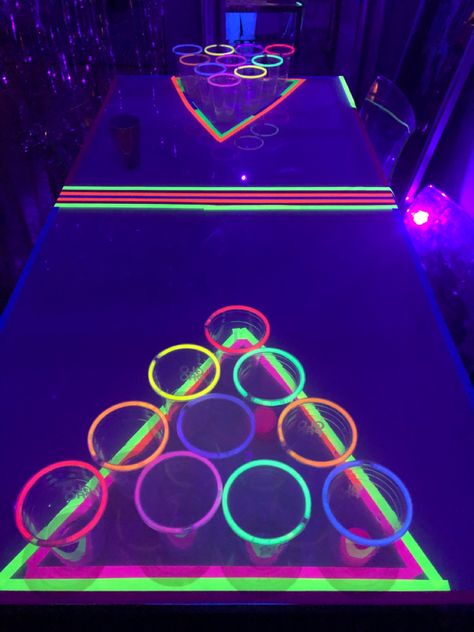 Neon Pool Parties, Dark Birthday Party, Glow Theme Party, Glow In The Dark Birthday, Dark Birthday, 14th Birthday Party Ideas, 18th Birthday Party Themes, Glow In Dark Party, Neon Birthday Party