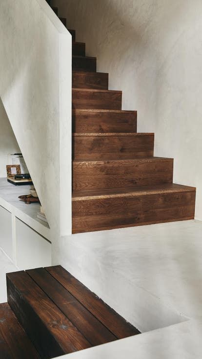 Une bibliothèque et des rangements autour de l’escalier | Leroy Merlin Banquette, Leroy Merlin, Stairs, Sweet Home, Composition