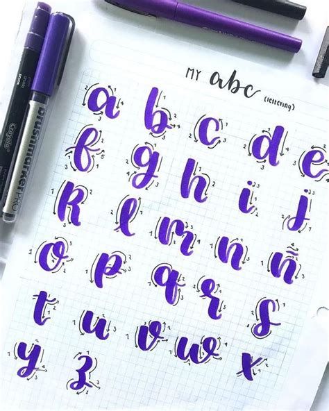 Mayúsculas En 2020 | Letras Del Alfabeto Para Impresión Brush Pen Alphabet, Penanda Buku, Bullet Journal Font, Lettering Guide, Journal Fonts, Alfabet Letters, Seni Dan Kraf, Hand Lettering Art, Hand Lettering Alphabet