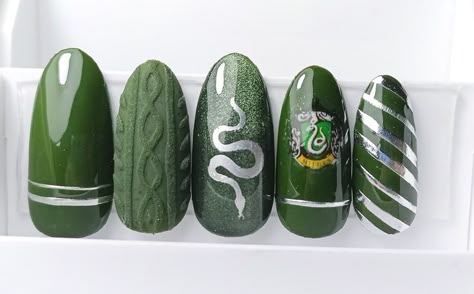 Hp Nails Slytherin, Harry Potter Nail Art Slytherin, Harry Potter Nails Designs Slytherin, Harry Potter Makeup Looks Slytherin, Slytherin Nails Aesthetic, Slitherin Nails, Cute Harry Potter Nails, Harry Potter Christmas Nails, Slytherin Nails Acrylic