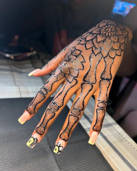 We love a good skeleton hand 😍😍😍 boook me for your henna 💖 . . . If viewing follow || ➡️ @thehennatrap 💖 📍Polk county Fl . . . #henna #hennartist #hennaart #polkcountyhenna #tampahenna #fypシ Skeleton Henna Tattoo, Henna Designs Skeleton Hand, Skeleton Henna Designs, Skeleton Hand Drawing On Hand, Henna Skeleton Hand, Skeleton Hand Henna, Skeleton Henna, Skeleton Hand Tattoo Design, Hand Tattoos Skeleton