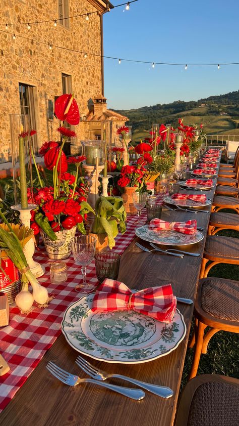 Italian Event Decor, Pasta Night Table Setting, Picnic Event Decor, Fancy Italian Dinner Party, Italian Brunch Aesthetic, Italian Dinner Setting, Italian Dinner Table Setting, Italy Inspired Party, Italian Themed Party Ideas