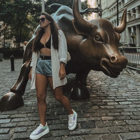 New York Wall street Bull big city USA girl fashion street New York Wall Street, Wall Street Bull, Nyc Pics, Photography Poses Women, Nova York, Big City, Wall Street, Photography Poses, Fashion Looks