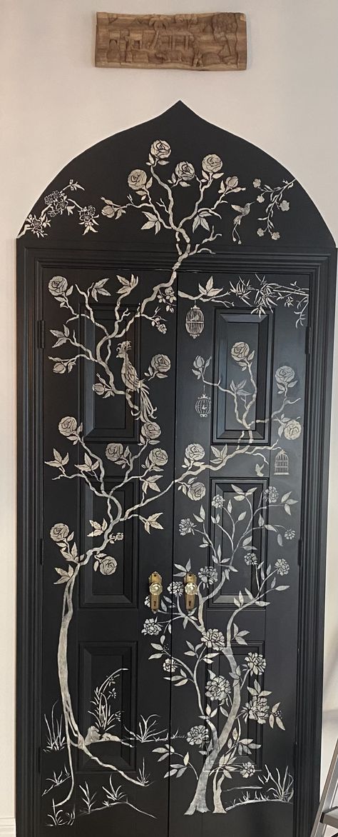 Different Painted Walls, Stencil Closet Doors, Above Door Art, Mural Door Painted, Art On Doors Ideas, Bathroom Door Mural, Hand Painted Doors Ideas, Wallpaper On Doors Panels, Collage Door Ideas