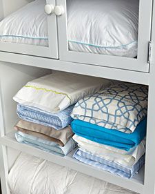 keep matching sheets together by tucking the sheet set inside one of its pillowcases then arrange by size. Sheet Storage, Closet Hacks Organizing, College Organization, Organisation Hacks, Linen Closet, Organizing Ideas, Organization Tips, Household Tips, Cleaning Organizing