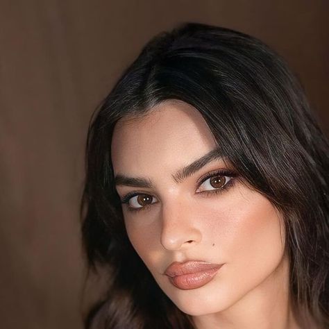 Emily Ratajkowski fan page on Instagram: "#emrata #emratajkowski #ratajkowski #ratajkowskiemily #emilyratajkowski #emrataphotography #vanityfairoscarparty #vanityfair #charlottetilbury #emratastyle" Emrata Makeup Tutorial, Emily Ratajkowski Makeup Looks, Emily Ratajkowski Bangs, Emrata Podcast, Emily Ratawosky Makeup, Emrata Makeup, Emily Ratajkowski Makeup, Emily Ratawosky, Emrata Instagram