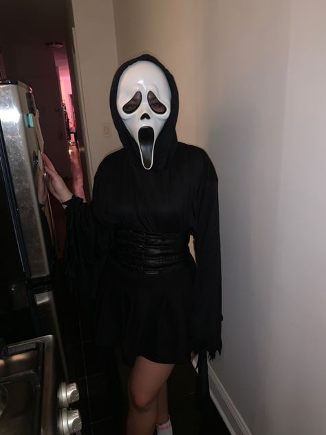 #halloween #costume #ghost #party Halloween Mask Girl, Gost Face Costume Women, Halloween Costumes Baddy, Ghost Face Halloween Costume Girl, Girl Ghost Face Costume, Halloween Costumes Ghost Face, Female Ghostface Costume, Girl Ghost Face, Ghost Girl Costume