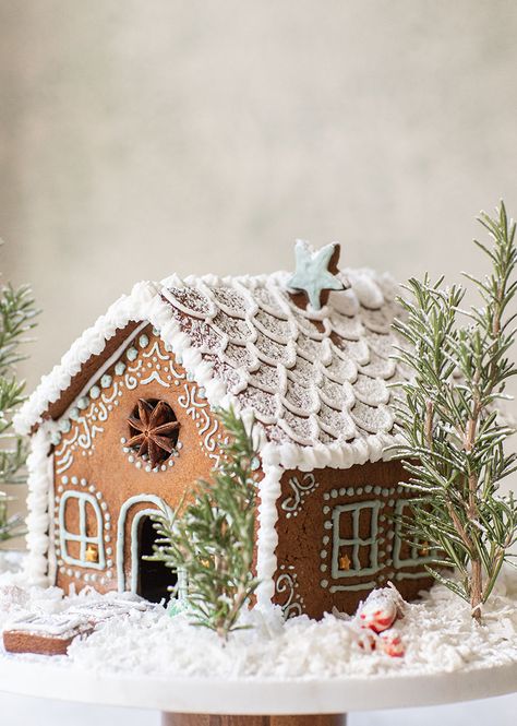 Easy Gingerbread House, Gingerbread House Ideas, Homemade Gingerbread House, Cool Gingerbread Houses, Gingerbread House Recipe, Gingerbread House Parties, Gingerbread House Designs, Make A Gingerbread House, Gingerbread House Cookies