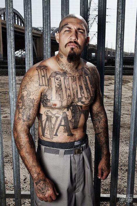 Cholo Prison Tattoo Meanings, Skull Journal, Gangster Tattoo, Gangster Clown, Gang Tattoos, Man Hands, Chicano Love, Los Angeles Street, Chola Style