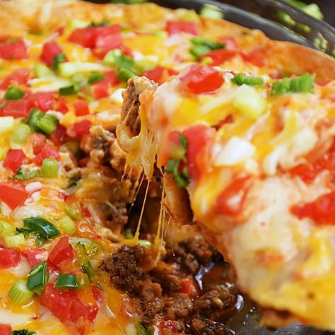 Easy Taco Pie Recipe Taco Pie Recipes, Taco Pie, Mexican Dinner Recipes, Diner Recept, Mexican Dinner, Easy Taco, Mexican Food Recipes Easy, Minestrone, Mexican Dishes