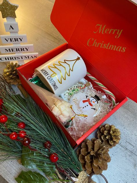 The perfect easy Christmas gift for loved ones ❤️ Christmas Gift Ideas Personalized, Christmas Gift Boxes Ideas, Hand Made Product Packing Ideas, Christmas Hampers Ideas, Xmas Box Gift Ideas, Cajas Aesthetic, Christmas Treat Boxes Ideas, Christmas Boxes Gift, Christmas Hamper Ideas