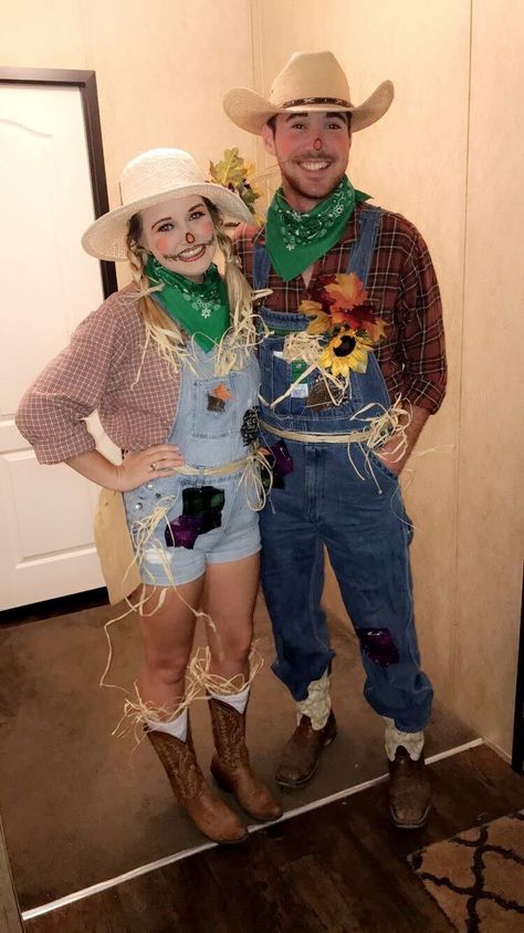 Couples Scarecrow Costume, Kids Scarecrow Costume, Home Made Costumes, Couples Costumes Ideas, Toddler Scarecrow Costume, Scarecrow Costume Women, Diy Halloween Costumes For Couples, Halloween Couples Costumes, Diy Scarecrow Costume