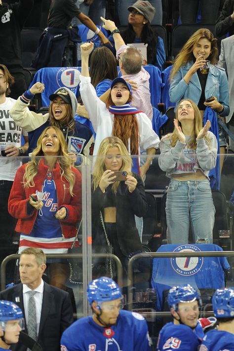 Gigi Hadid with Leah McCarthy at the Rangers vs. Dallas Stars hockey game at Madison Square Garden - October 14, 2021. What To Wear To An Ice Hockey Game, Rangers Game Outfit Hockey, Cute Hockey Game Outfit Casual, Casual Hockey Game Outfit, Hockey Wife Outfit, Hockey Date Outfit, Hockey Wags Outfits, Rangers Outfit Women, What To Wear To A Hockey Game