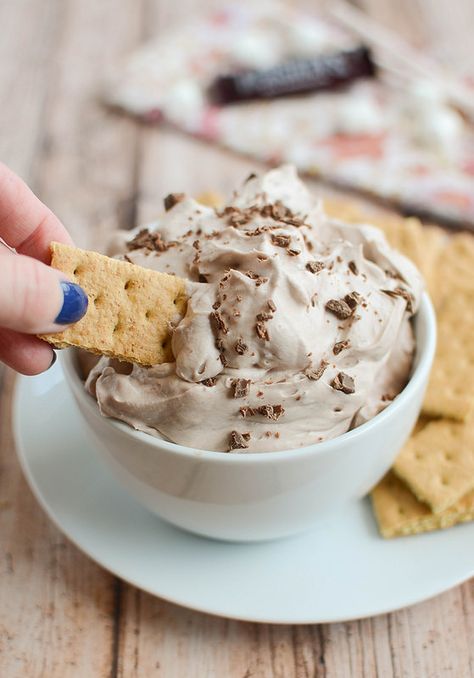 S'mores Fluff - a deliciously creamy dip that's perfect or dipping graham crackers or fresh fruit! Marshmallow Fluff Recipes, Dessert Dip Recipes, Biscuits Graham, Fluff Recipe, Fluff Desserts, Sweet Dips, Creamy Dip, Marshmallow Creme, Dessert Dips