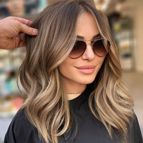 28 Stunning Fall 2024 Hair Color Trends to Transform Your Look - divagaze.com Honey Blonde Balayage, Fall Blonde Hair Color, 2024 Hair Color, Fall Blonde Hair, Long Hair Trends, Fall Hair Color Ideas, Fall Hair Color Trends, Brunette Hair With Highlights, Fall Hair Cuts