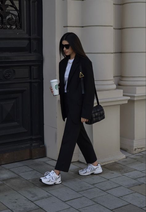 Shoes With Suit Women, New Balance Trousers Outfit, Black Suits With Sneakers Women, Business Casual Outfits New Balance, New Balance Corporate Outfit, New Balance Classics Outfit, How To Style New Balance 530 Woman, New Balance Business Casual, Sneaker Outfits For Work