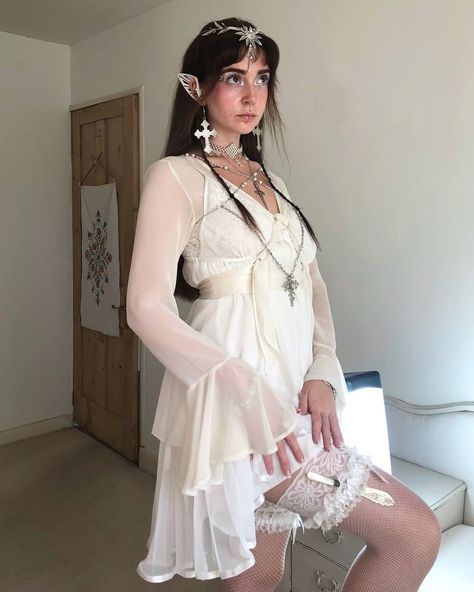 Elf Rave Outfit, Elf Halloween Costume Aesthetic, Dark Elf Cosplay Outfit, High Elf Cosplay, Elf Earphones, White Elf Cosplay, Elf Aesthetic Outfit, Forest Elf Cosplay Makeup, Elf Outfit