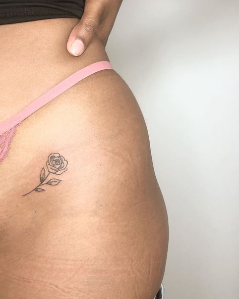 70 Sexy (but Discreet) Tattoos For Women Tattoo For Hips For Women, Mid Back Tattoo Women, Body Piercing Ideas For Women, Little Hip Tattoos, But Tattoos For Women, Intimate Tattoos For Women, Piercing Ideas Body, Panty Line Tattoo, Body Tattoos For Women