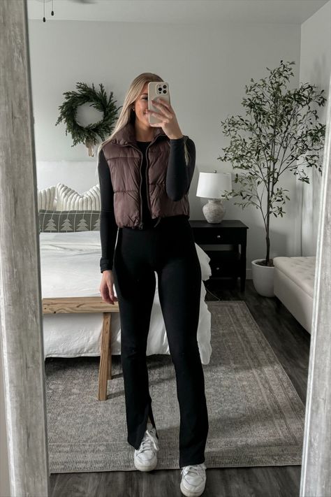 KEOMUD Women's Winter Crop Vest … curated on LTK Cropped Tan Vest Outfit, Cropped Vest Outfits For Women, Crop Vest Outfit, Pregnant Winter Outfits, Cropped Vest Outfit, Vest Outfits Aesthetic, Black Winter Vest, Bump Outfits, Cropped Puffer Vest