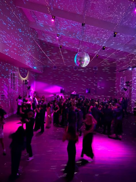 18th Birthday Club Party, Euphoria Prom Aesthetic, Y2k Dance Theme, Nightclub Themed Party, Prom Themes Disco, Purple Lights For Party, Euphoric Party Decorations, Prom School Decoration, Euphoric Prom Theme