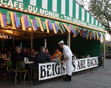 Cafe Du Monde Night Cafe, Love Cafe, Powder Sugar, Visit New Orleans, Best Vacation Spots, Big Easy, Secret Places, Down South, Travel News