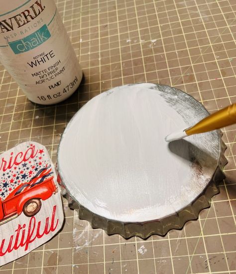 Bottle Cap Signs Diy, Dollar Tree Galvanized Bottle Cap Crafts, Bottle Cap Signs, Dollar Tree Metal Bottle Cap Crafts, Soda Caps Crafts Diy, Dollar Tree Metal Signs Diy, Dollar Tree Bottle Cap Crafts, Bottle Cap Projects, Americana Crafts