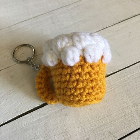 Crochet beer mug keychain #hollyshooks Beer Stein Crochet Pattern, Crochet Keychain For Men, Crochet Beer Mug, Crochet Beer, Mug Of Beer, Crystal Jewelry Diy, Amigurumi Gift, Crochet Christmas Gifts, Keychain Crochet